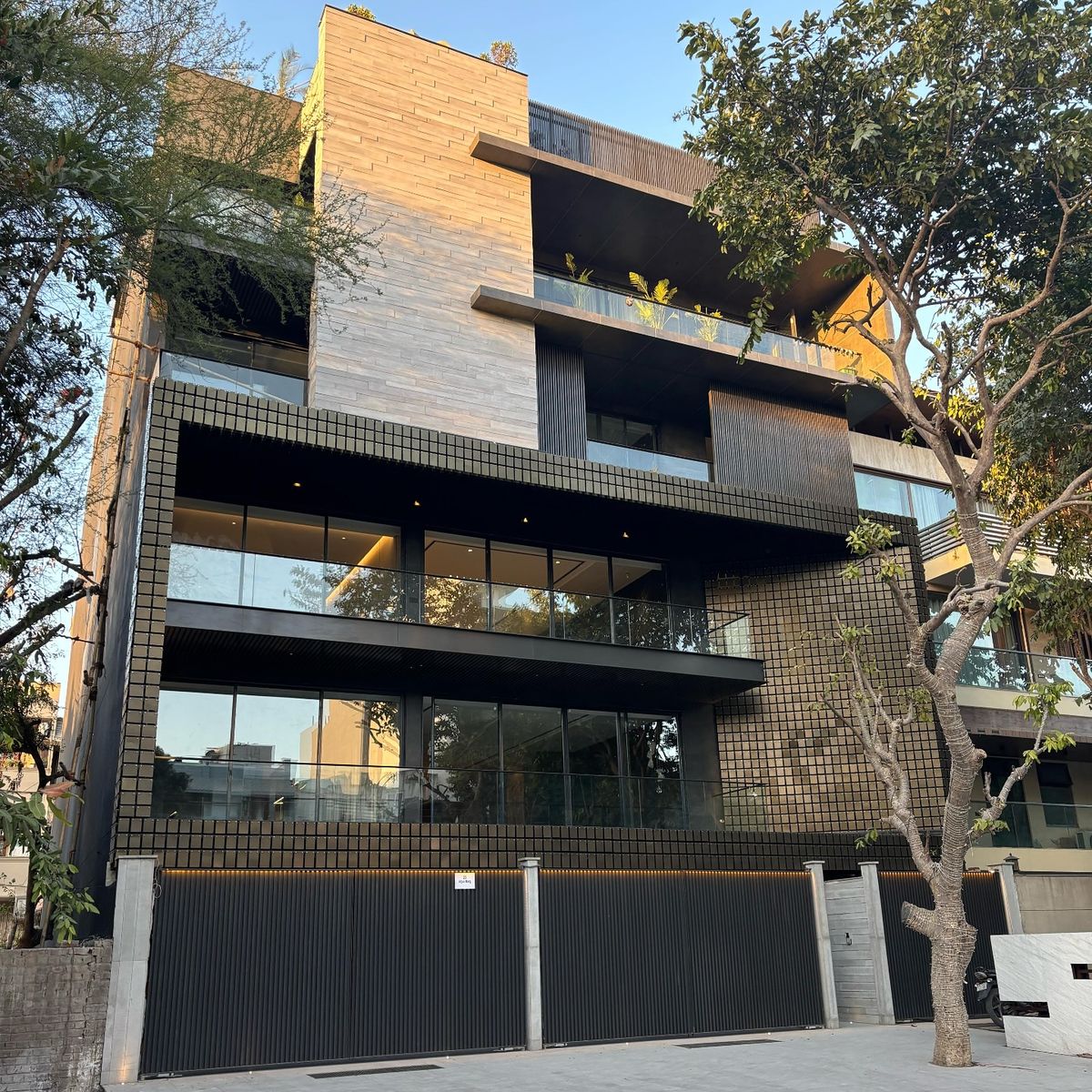DLF Phase 1 & 2 Luxury Floors Under 17 Crore: A Complete Buying Guide